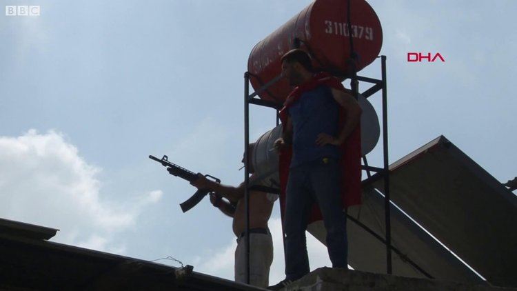 Adana'da evini yıktırmak istemeyen iki kişinin protestosu