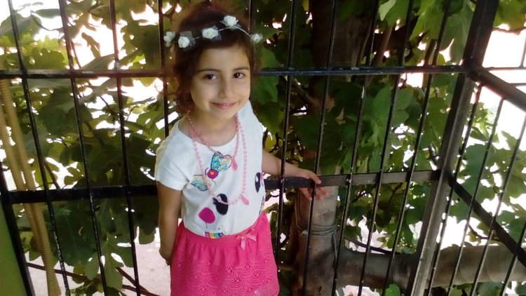 Ekmek almaya giderken otomobil çarpan küçük kız öldü