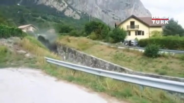 İsviçre'de köyü sel suları bastı