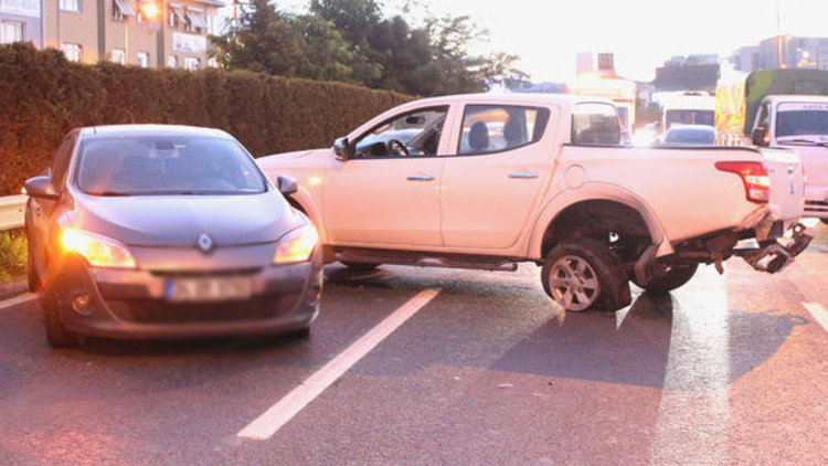 İstanbul'da zincirleme trafik kazası: 1 ölü, 1 yaralı