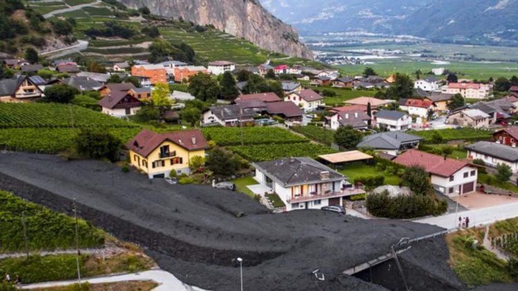 Yolun altından volkan gibi toprak püskürdü