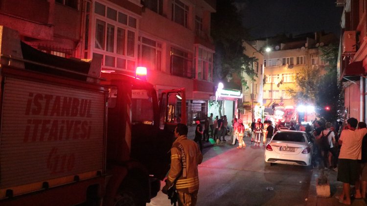 Fatih'te korkutan yangın! İtfaiye sokağa giremedi