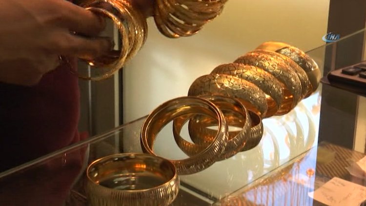 Poşet dolusu altını lavabo ihtiyacı kurtardı