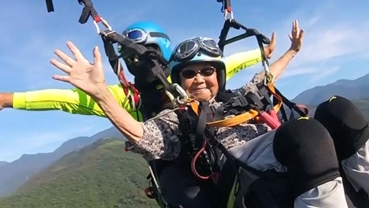 93 yaşındaki Tayvanlı maceraperest yamaç paraşütü yaptı