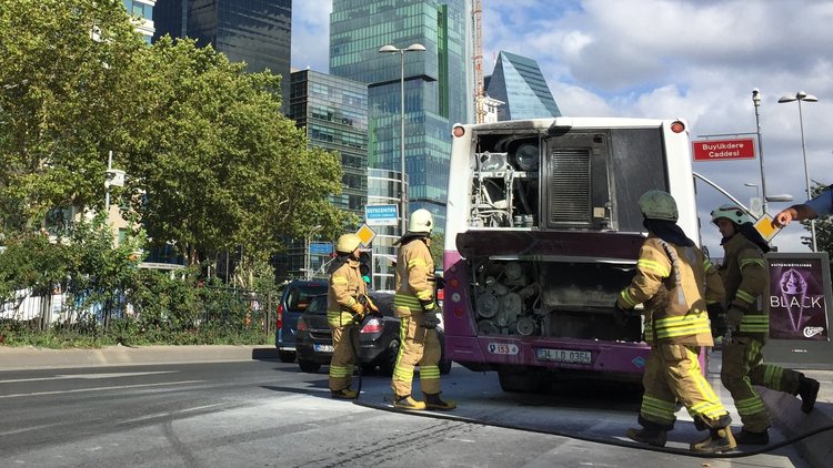 Seyir halindeki otobüsün motoru alev aldı