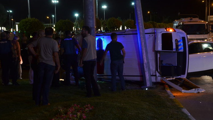 Karaman'da polis aracı ile otomobil çarpıştı!