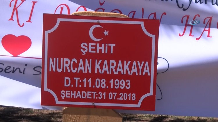 Şehit eşinin doğum gününü mezarı başında kutladı