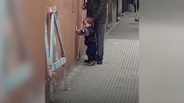 Görme engelli adama kılavuz olan minik kahraman