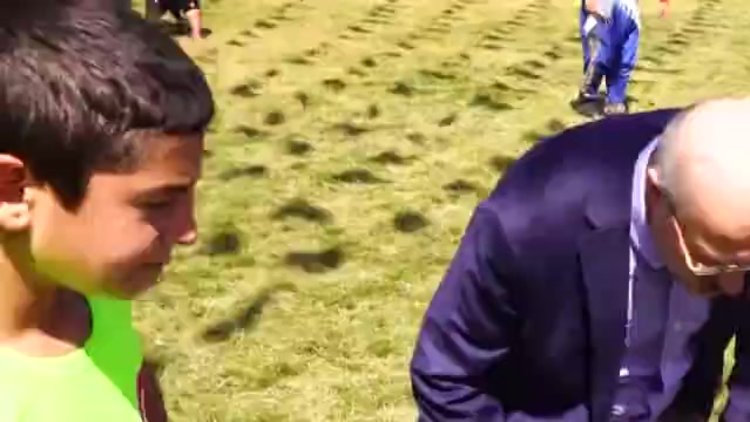 Yenilip ağlayan güreşçiyi belediye başkanı sakinleştirdi