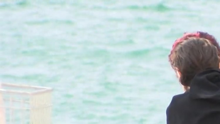 Denize düşen kadını balık tutanlar kurtardı