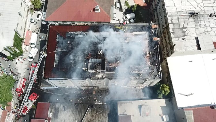 Okmeydanı'nda tekstil atölyesinde yangın! Çatı küle döndü