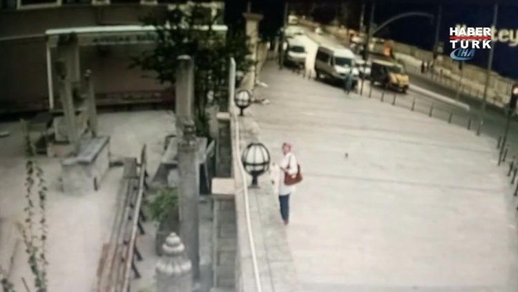 Türbede dua eden kadın, ölümden saniyelerle böyle kurtuldu