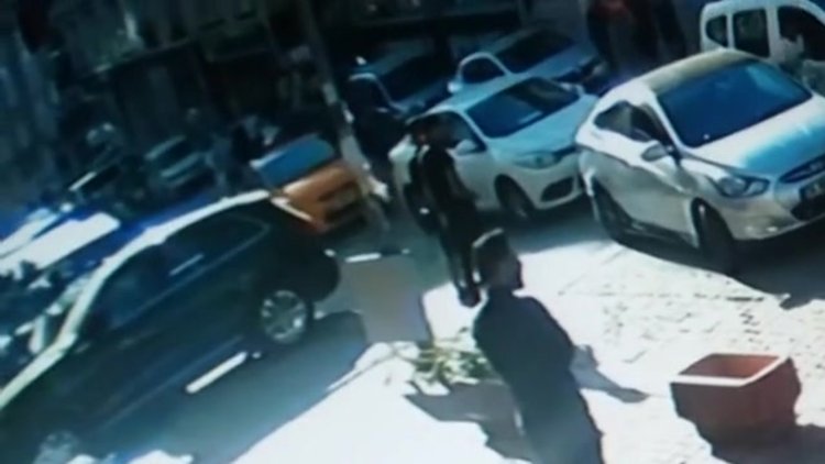 Pompalı tüfekli, bıçaklı yol verme kavgası kamerada