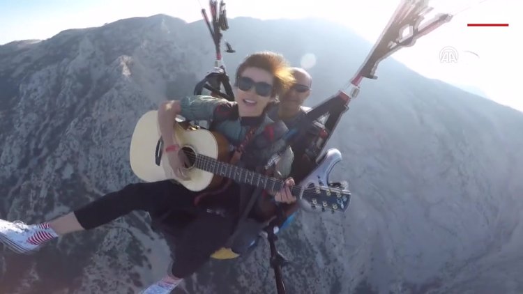 Paraşütle atlarken gitar çaldığı görüntüleri milyonlar izledi