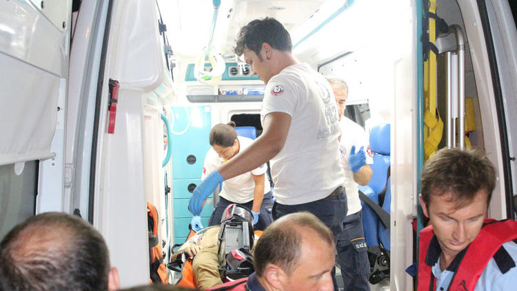 Galata Köprüsü'nden denize düşen vatandaş kurtarıldı