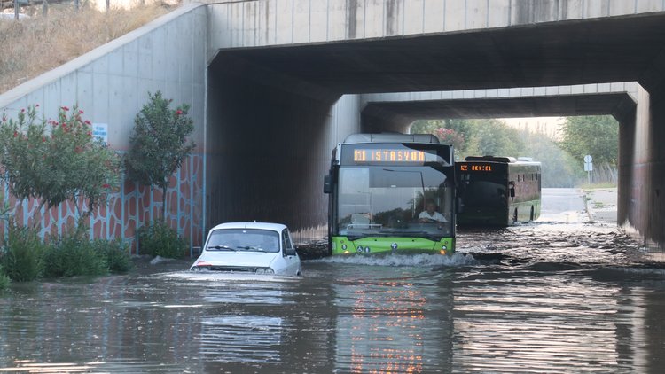 Adana'da sulama kanalı taştı, araçlar yolda mahsur kaldı