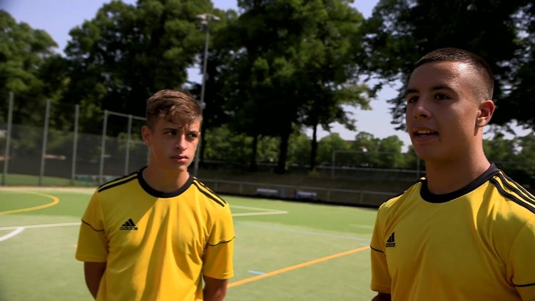 Almanya'da ırkçılık tartışması: Göçmen kökenli genç futbolcular anlatıyor