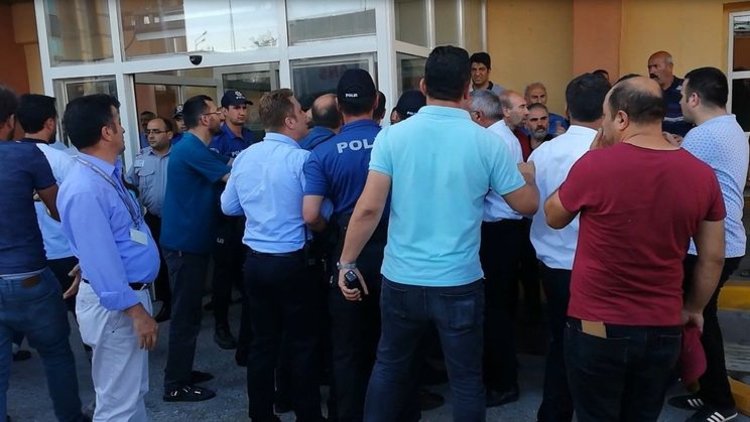 Ambulans sedyesi sıkışınca arbede yaşandı