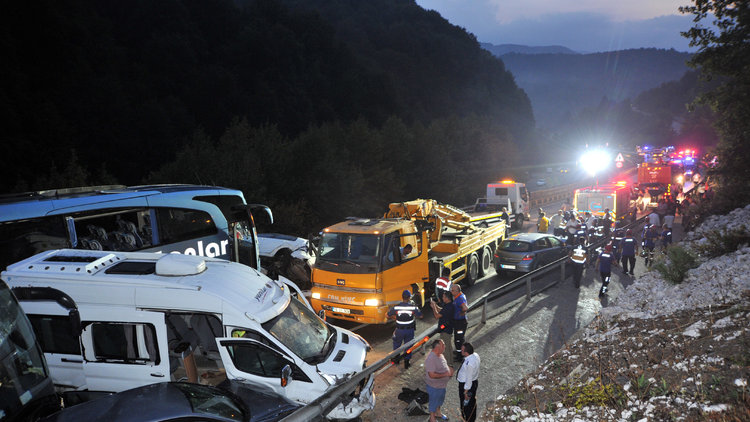 Bursa'da zincirleme kaza! 2'si otobüs 31 araç birbirine girdi