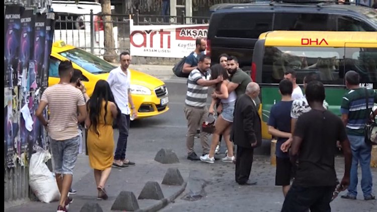 Taksim'de kavga; kafasında şişe kırdılar
