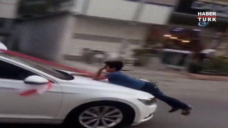 Gelin arabasından zarf almak isteyen çocuk canını böyle hiçe saydı