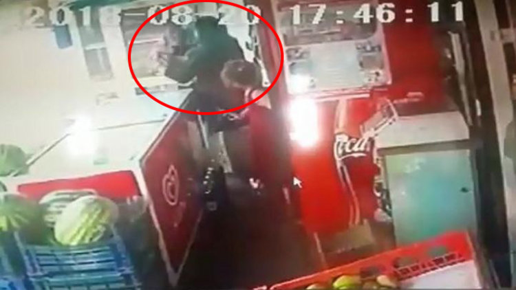 Erkek şiddeti bitmiyor! Kızının yanında eşini defalarca bıçakladı