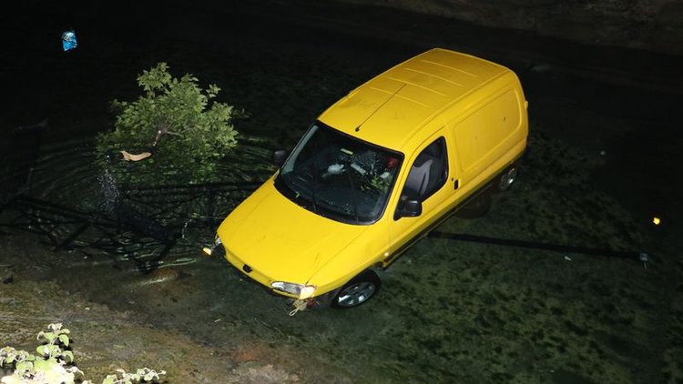 Otomobiliyle kanala düştü polisten kaçmak istedi