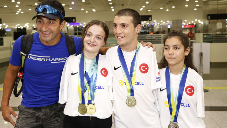 Milli yüzücüler yurda döndü