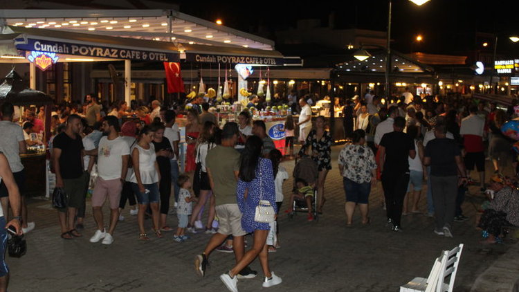 Cunda Adası bayram tatilinde doldu taştı