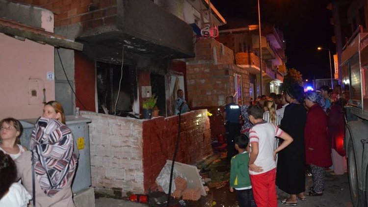 Gelibolu'da iki katlı binada yangın! 5 yaşındaki Melek hayatını kaybetti