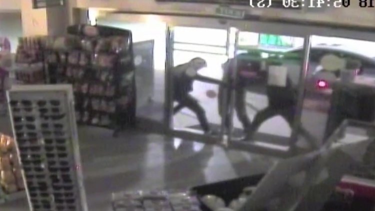 Market sahibi hırsızlara kurşun yağdırdı