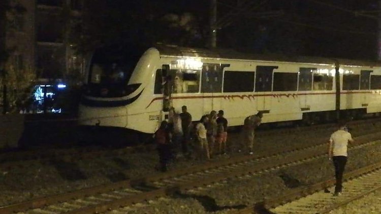Facianın eşiğinden dönüldü... İzmir'de tren raydan çıktı