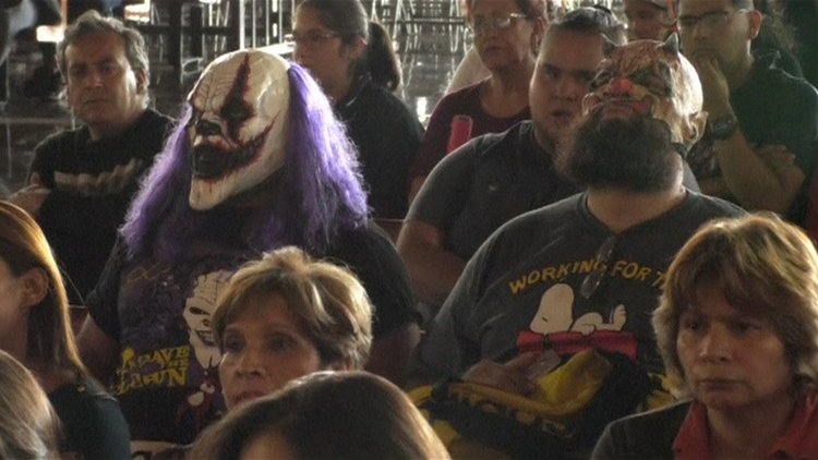 Şeytan kostümüyle kiliseye gidip ayine katıldılar