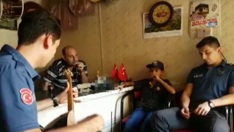 Polisten saz eşliğinde Özel Harekat marşı