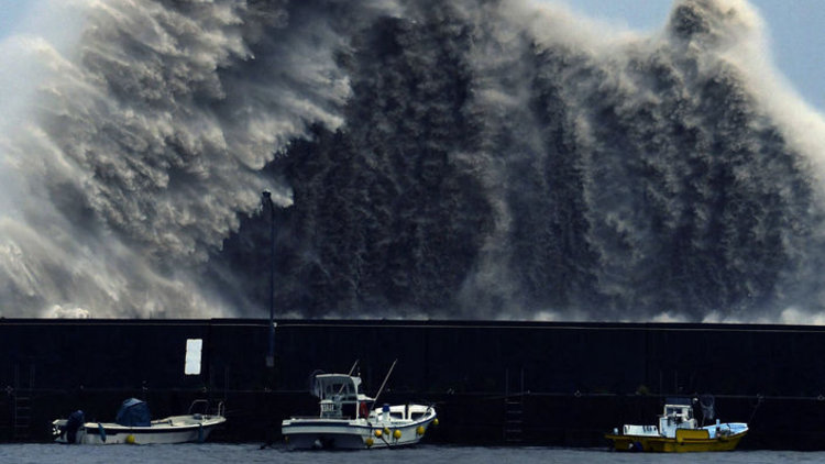 Japonya'yı Simarron tayfunu vurdu