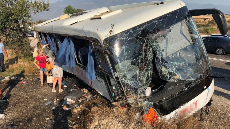 Muğla'da tur otobüsü şarampole devrildi