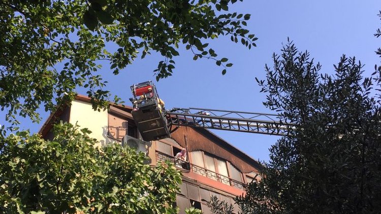 4 katlı binada yangın! Mahsur kalanlar böyle kurtarıldı