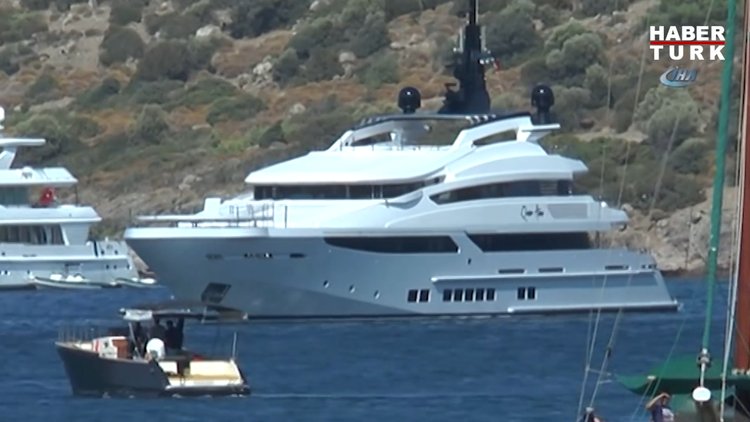 Lüks yatıyla geldi, halk plajında lahmacun ayran dağıttı