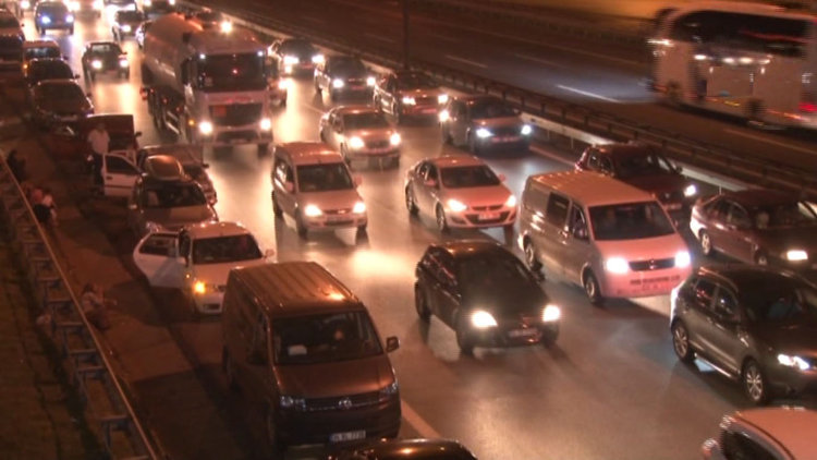 Tatilciler dönüyor... Bu da trafiğe yakalanmama trafiği!