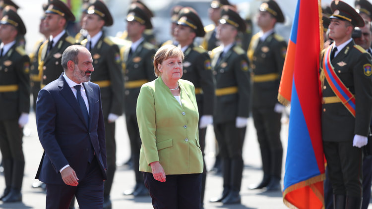 Merkel, Erivan'da 'soykırım' demedi