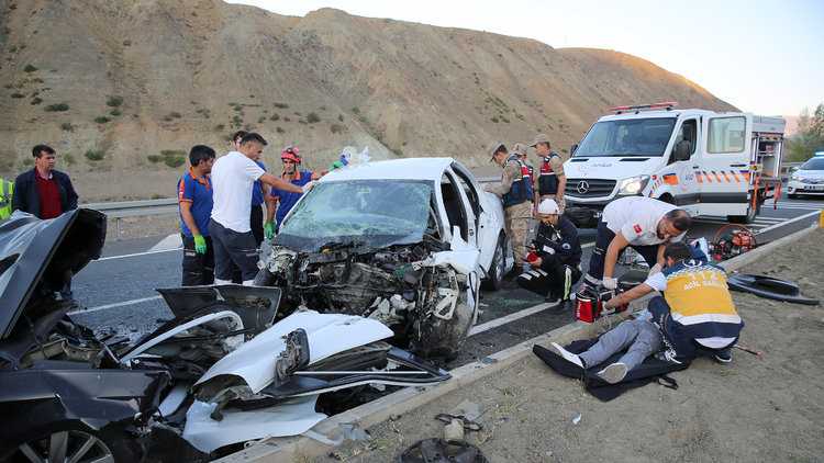 Erzincan'da feci kaza: 3'ü çocuk 7 ölü