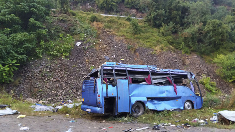 Bulgaristan'da otobüs devrildi: 15 ölü