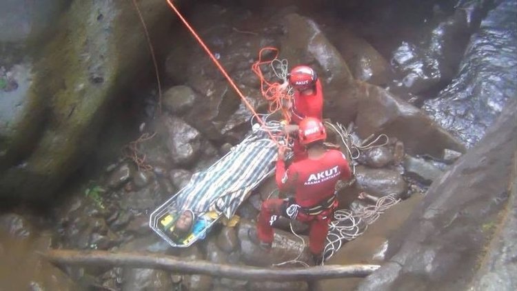 Şelaleden kayalıklara düştü