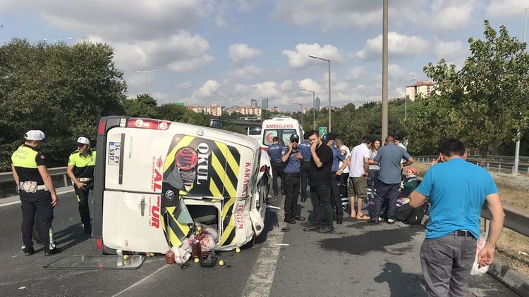 Devrilen servis aracı metrelerce sürüklendi