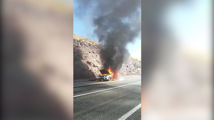 Otomobil alev alev yandı