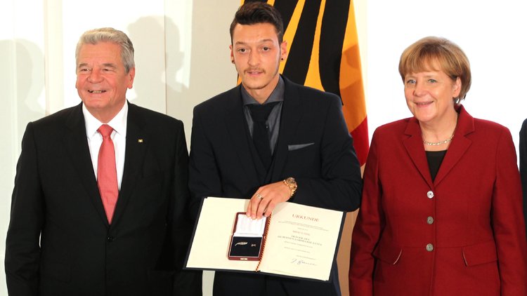 Almanya Başbakanı Merkel'den flaş Mesut Özil açıklaması
