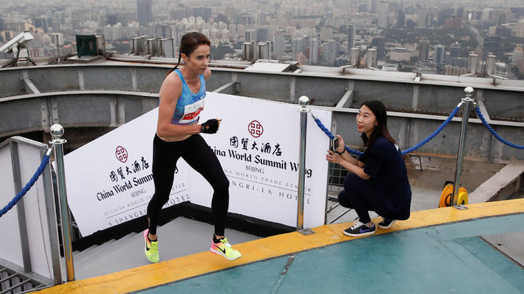 Çin'de gökdelen maratonu! 2 bin basamağı koşarak çıktılar