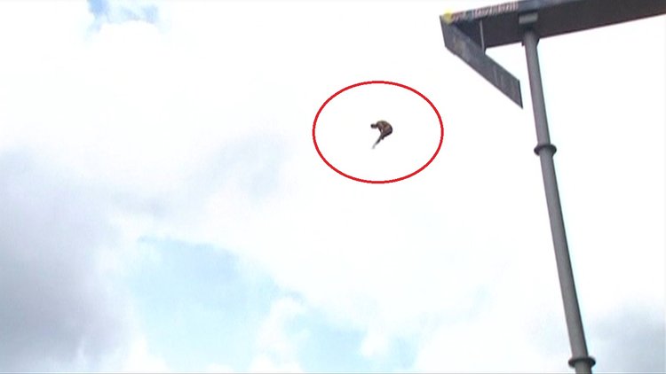 Metrelerce yükseklikten boşluğa böyle atladı!