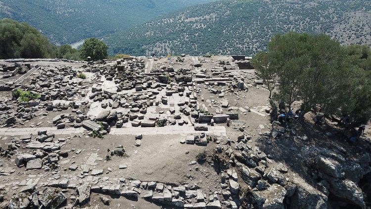 Arkeolojik çalışmalar devam ediyor! Aigai antik kentinden tarih fışkırıyor
