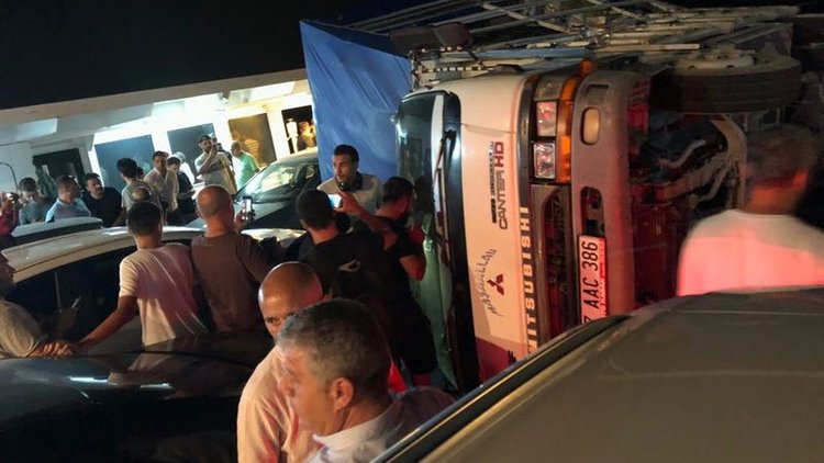 Arabalı vapurda panik! Kamyon araçların üzerine devrildi